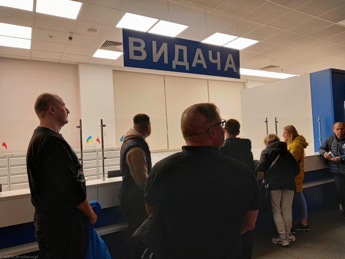Українські чоловіки в Польщі отримують документи. Фото: Robert Kowalewski / Agencja Wyborcza
