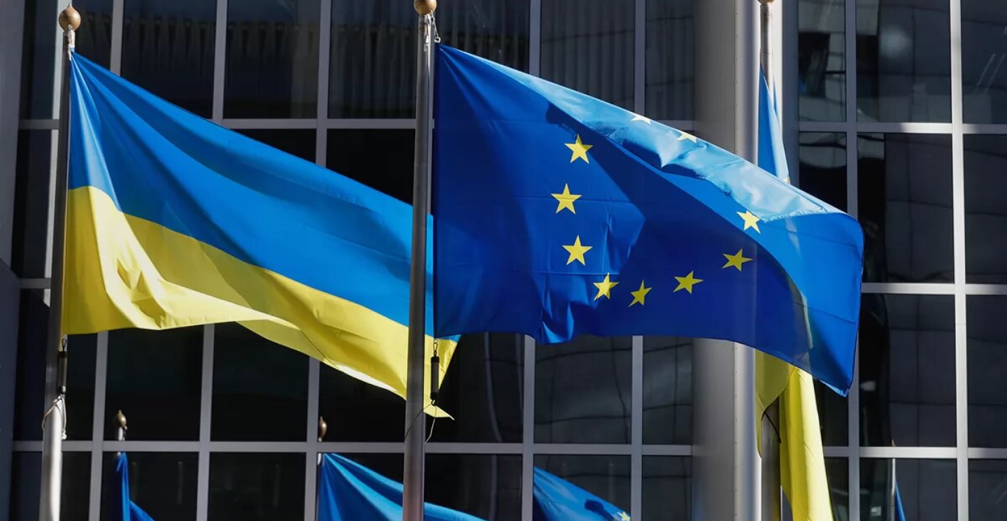 Прапори України та ЄС. Фото: Європейська інтеграція