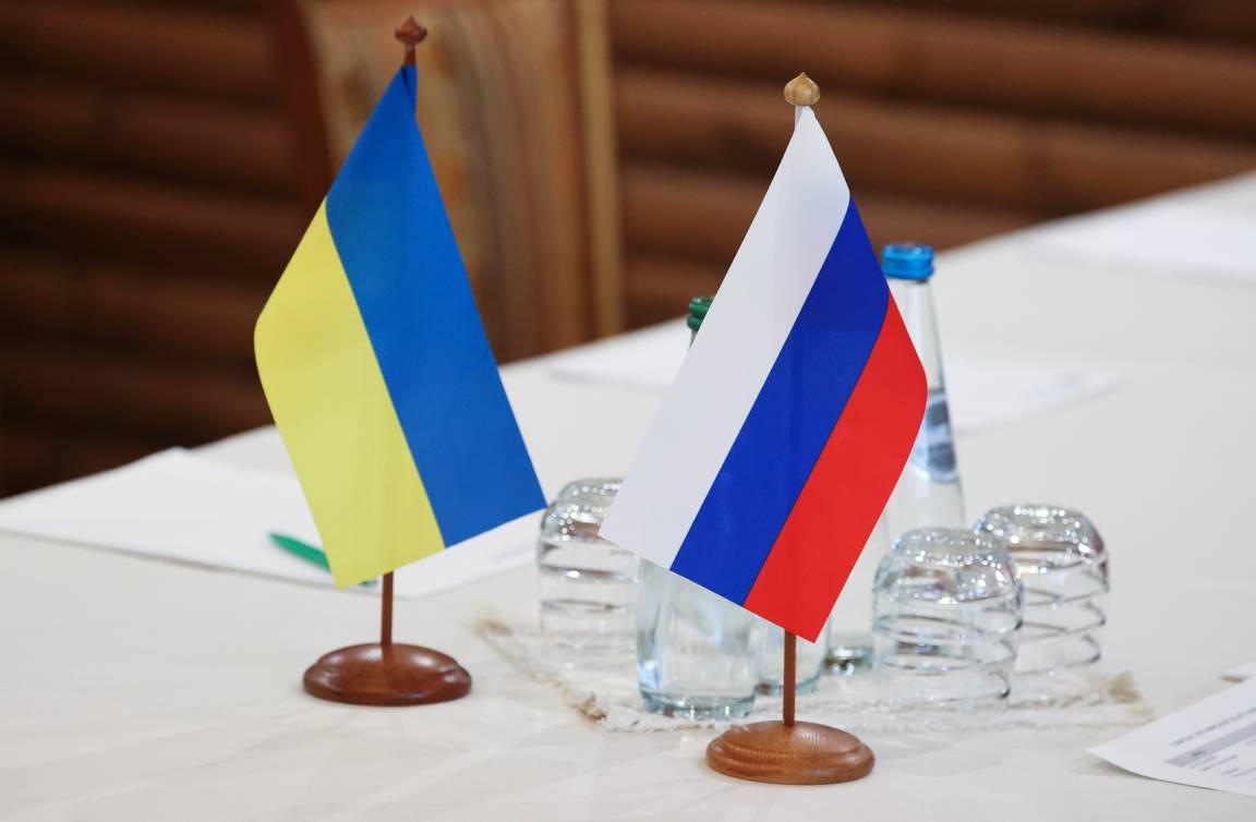 Прапори України та РФ. Фото: Максим Гучек / БелТА