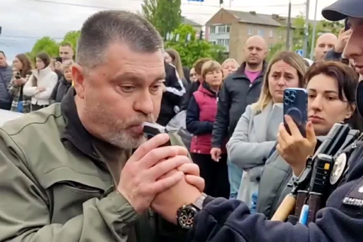Майбоженко дує в драгер після скоєного ДТП. Фото: скриншот