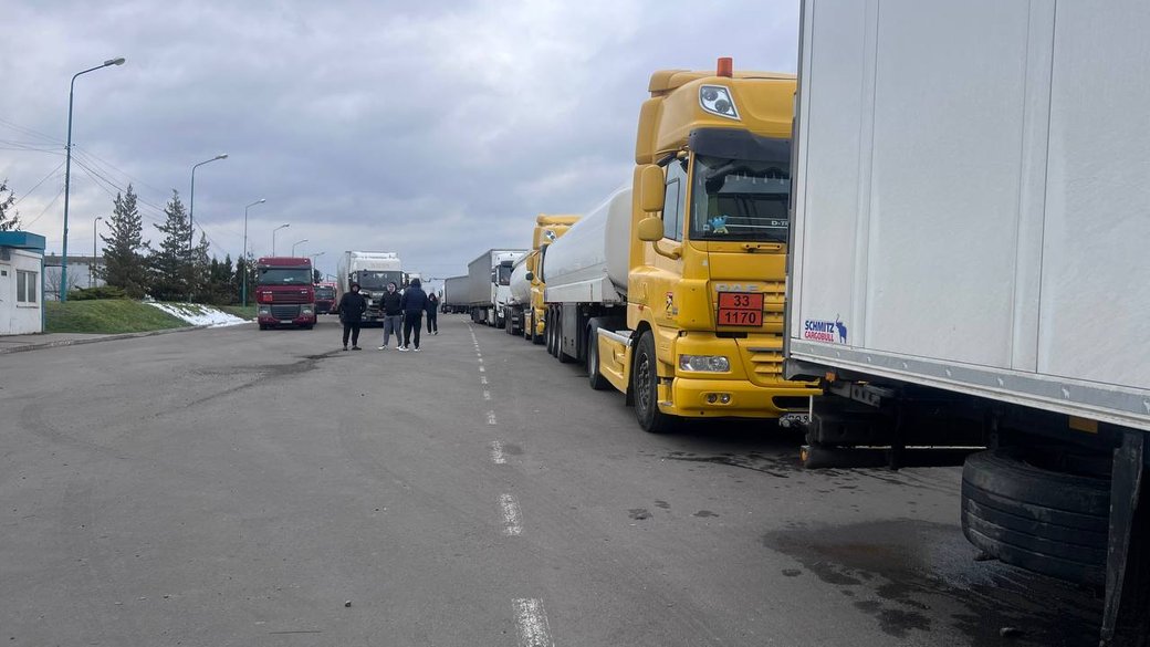 Блокування вантажівок у 