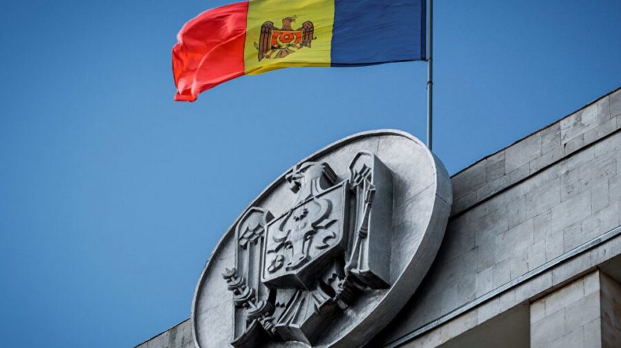 Прапор Молдови на будівлі уряду країни. Фото: Radio Moldova