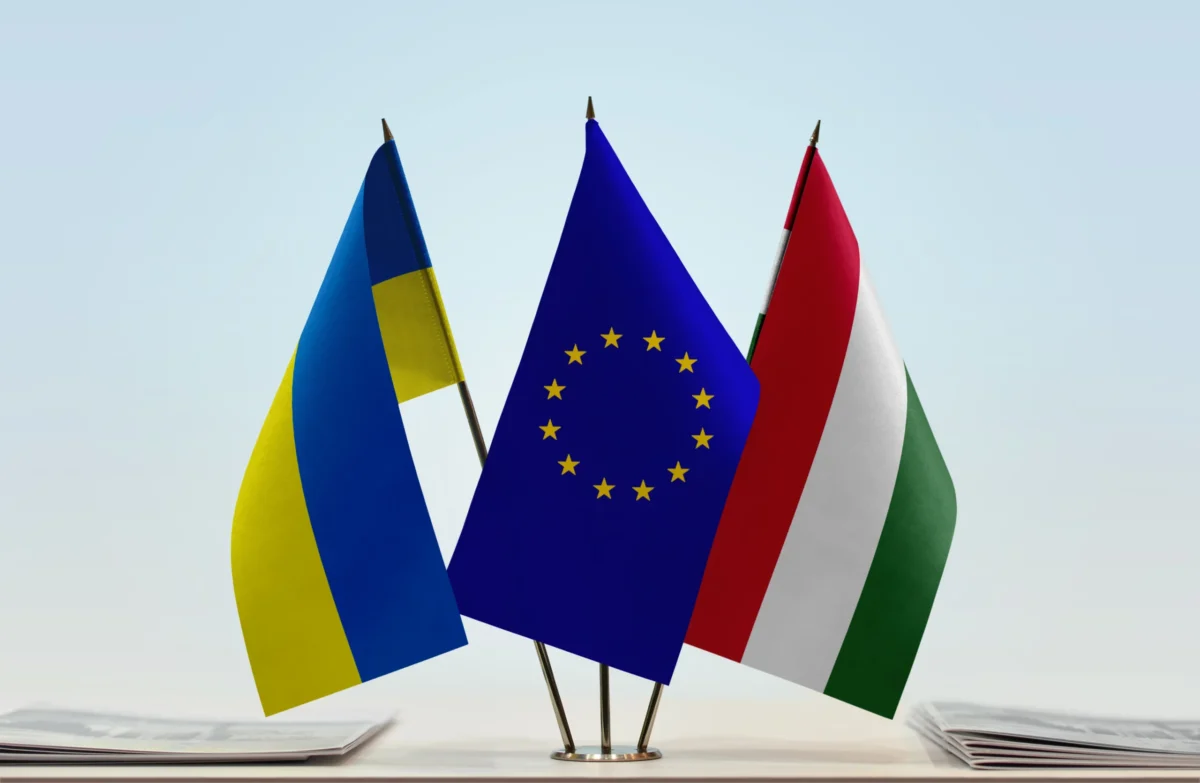 Прапори України, ЄС та Угорщини. Фото: Фейсбук