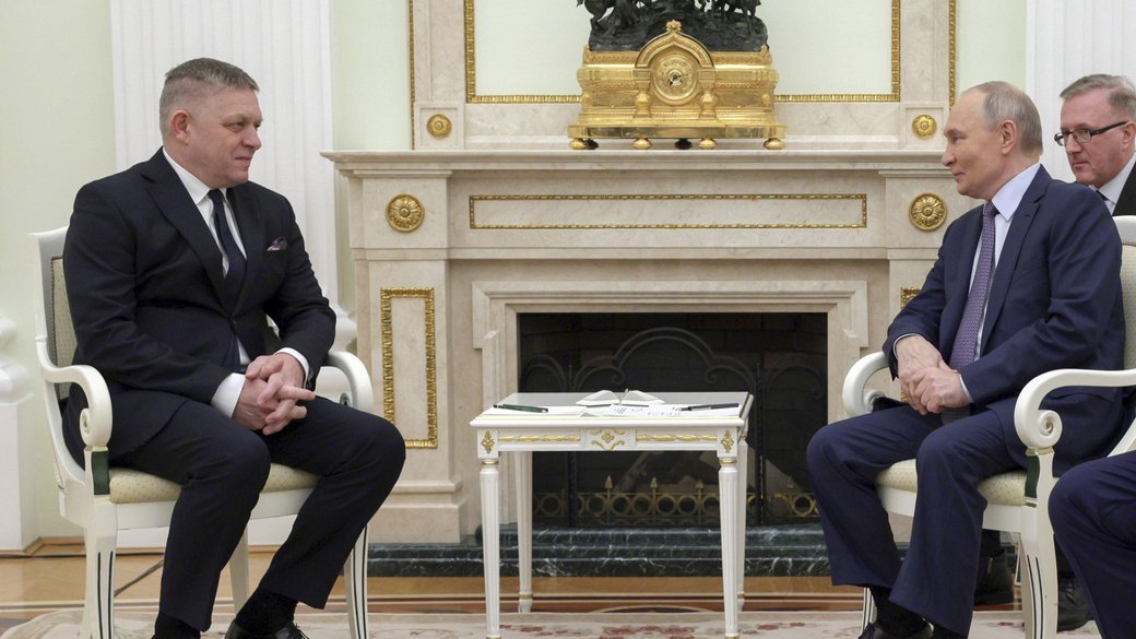Очільник Росії Володимир Путін з прем’єр-міністром Словаччини Робертом Фіцо. Фото: AP