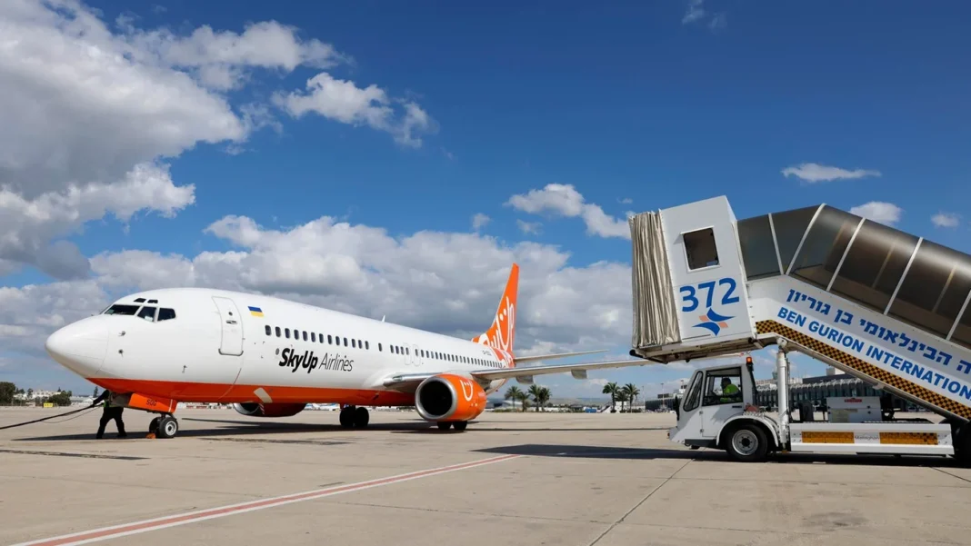 Літак SkyUp в ізраїльському аеропорту. Фото: Facebook / SkyUp Airlines