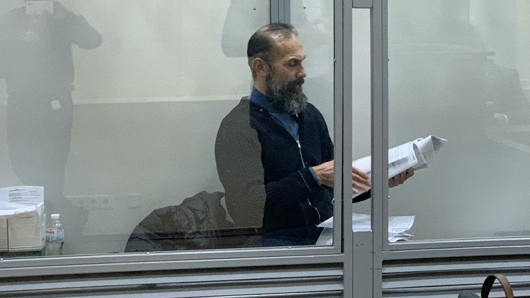 Артур Ємельянов під час судового засідання у Печерському райсуді Києва, 3 грудня 2024 року. Фото: Суспільне