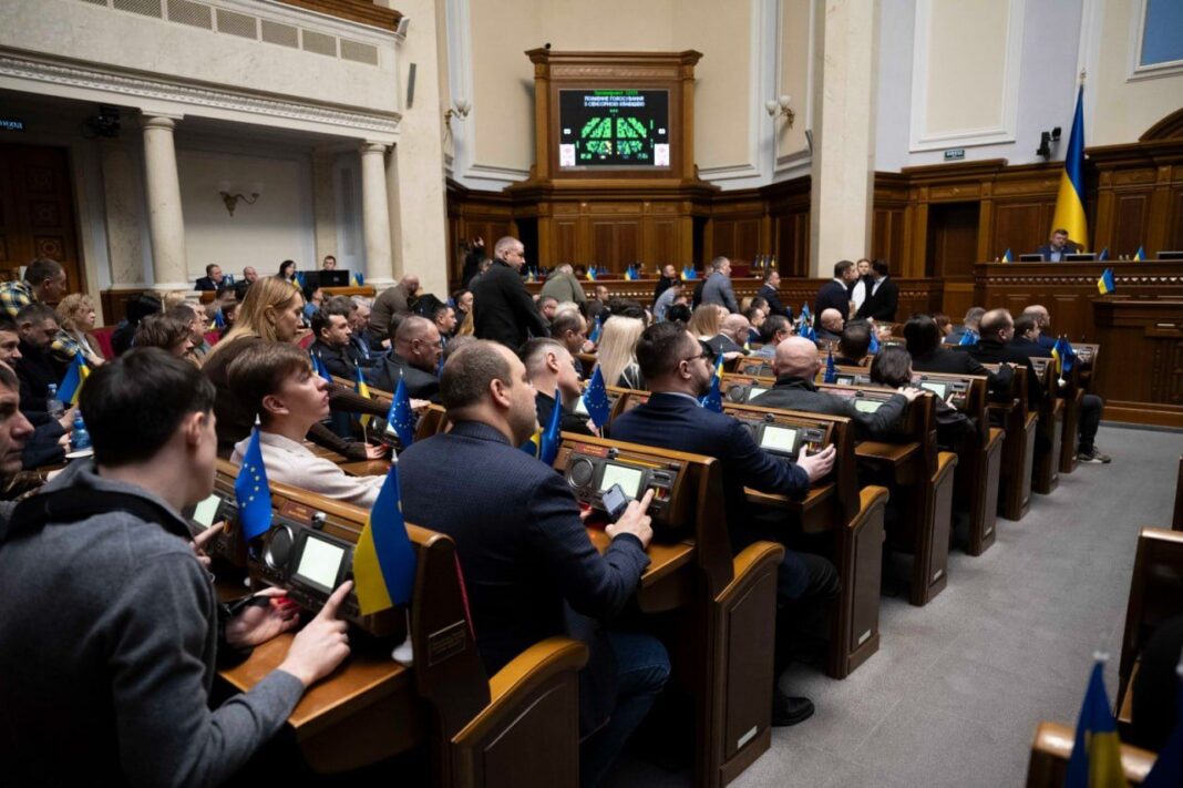 Депутати у сесійній залі ВР. Фото: Вечірній Київ