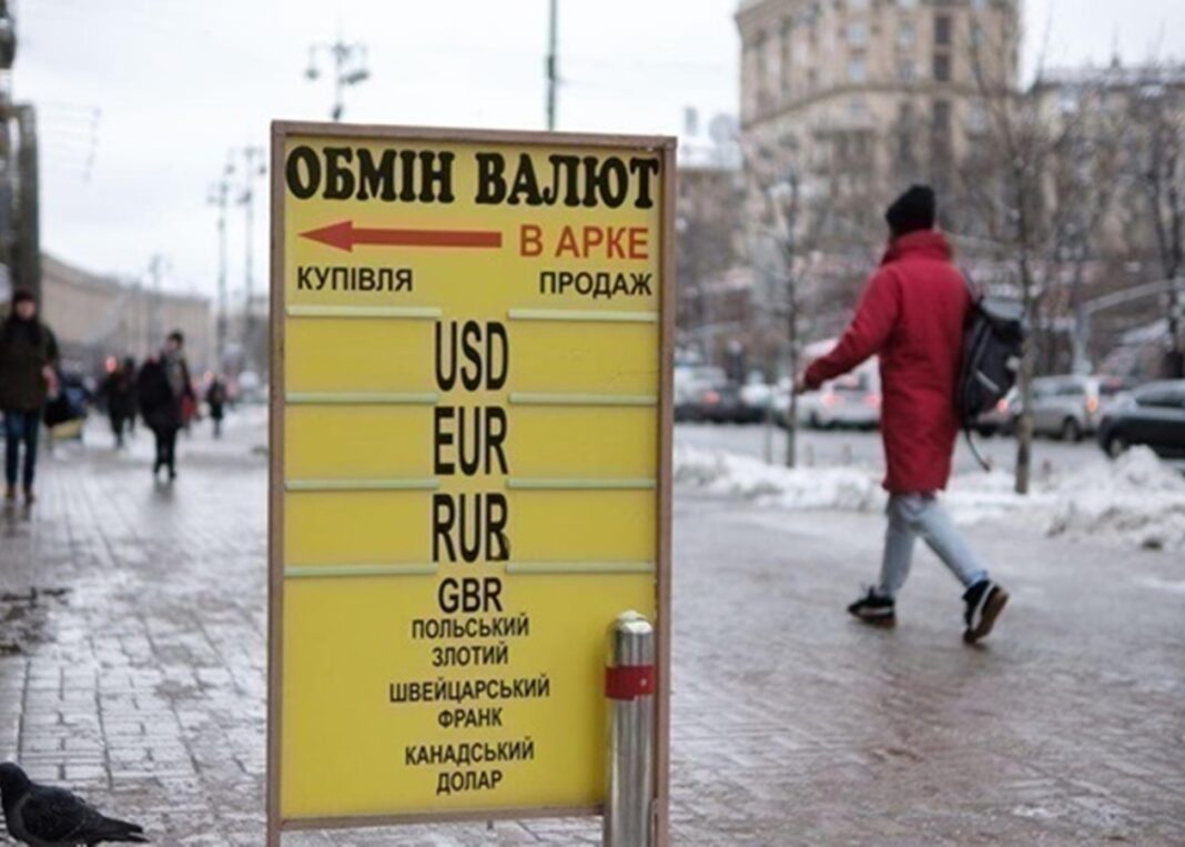 Курс долара у січні трохи зменшився. Фото: РБК-Україна