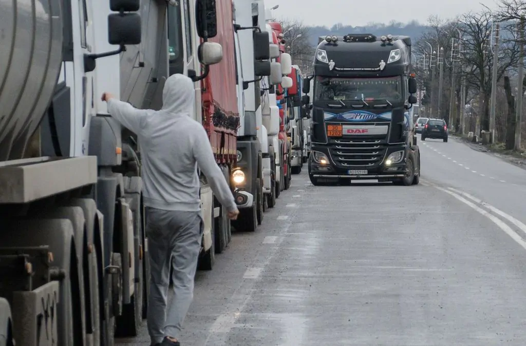 В Україні змінюються правила перетину кордону для водіїв, які перевозять гумдопомогу. Фото: Getty Images