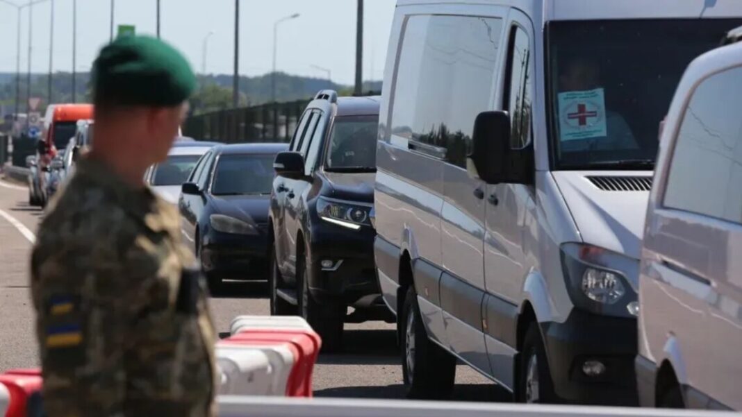 Систему «Шлях» закрили для водіїв, які перевозять гуманітарні вантажі. Фото: informator