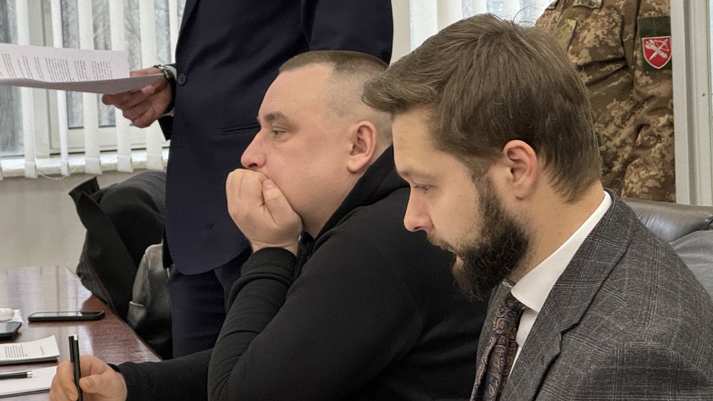 Дмитро Рюмшин разом з адвокатами під час засідання суду 6 лютого 2025 року. Фото: Суспільне Новини