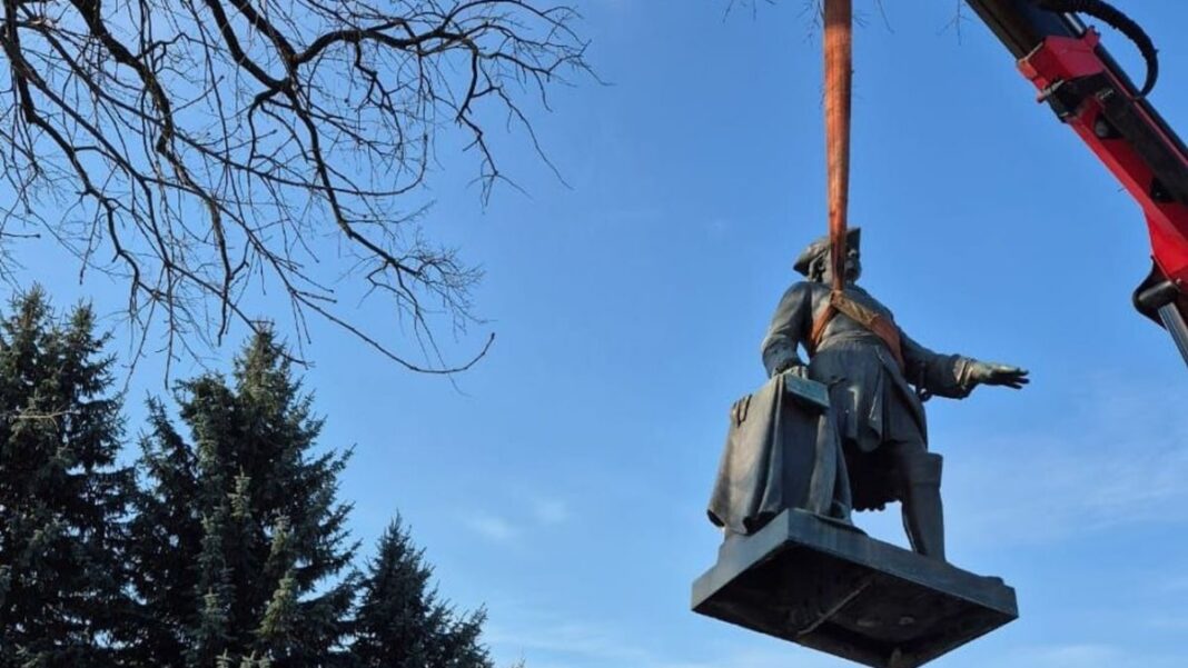 Демонтаж пам'ятника. Фото: Полтавська міськрада
