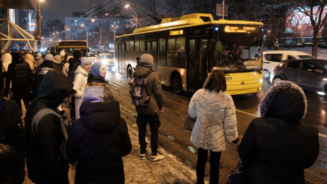 Громадський транспорт у Києві під час повітряної тривоги. Фото: РБК-Україна