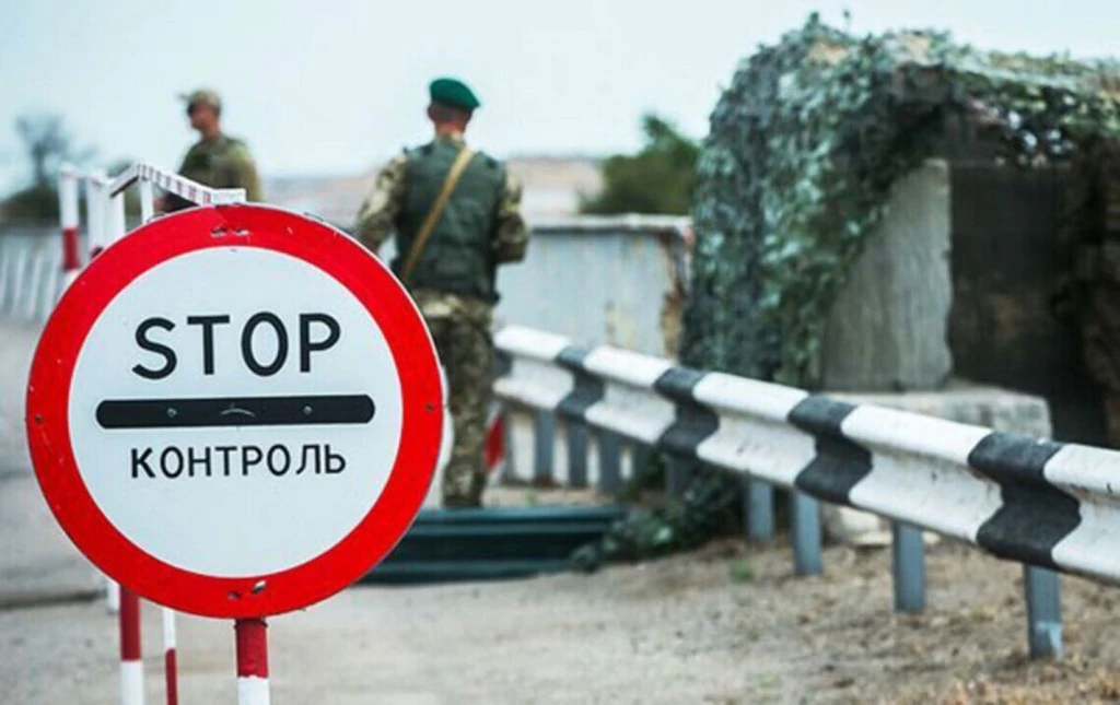 Уряд змінив правила виїзду за кордон для митців і медійників. Фото: Getty Images