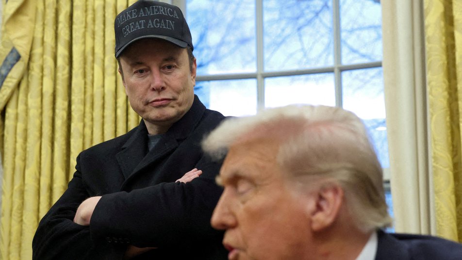 Ілон Маск слухає виступ президента США Дональда Трампа в Овальному кабінеті Білого дому. Фото: REUTERS