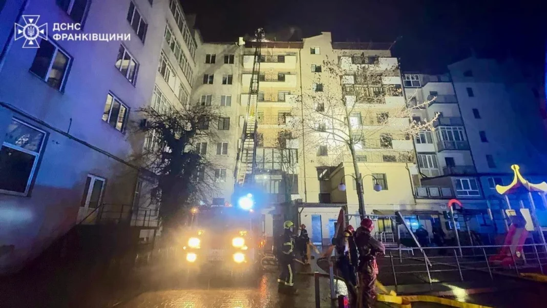 Рятувальники ліквідовують пожежу, яка сталася на місці вибуху у Франківську. Фото: Facebook ДСНС