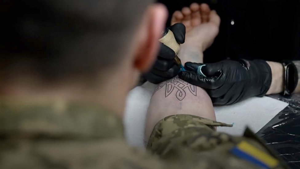 Український військовий робить татуювання. Фото: BBC