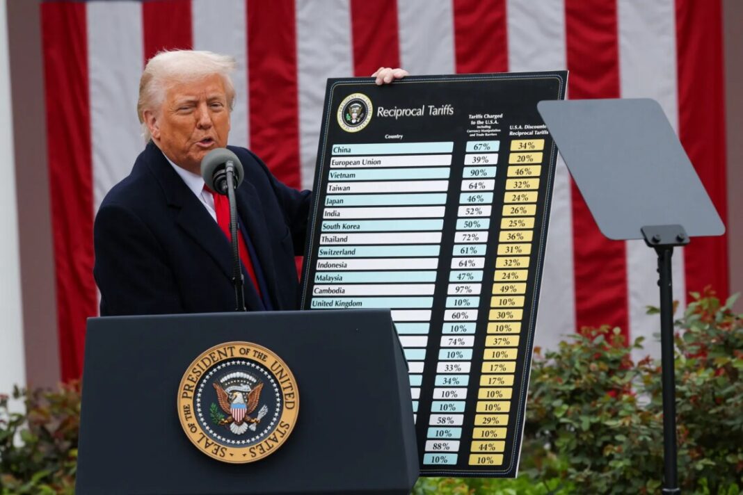 Дональд Трамп представляє нові митні умови для країн. Фото: Reuters