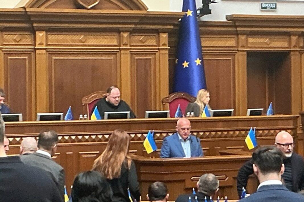 Сергій Мельник складає присягу. Фото: Telegram нардепа Железняка
