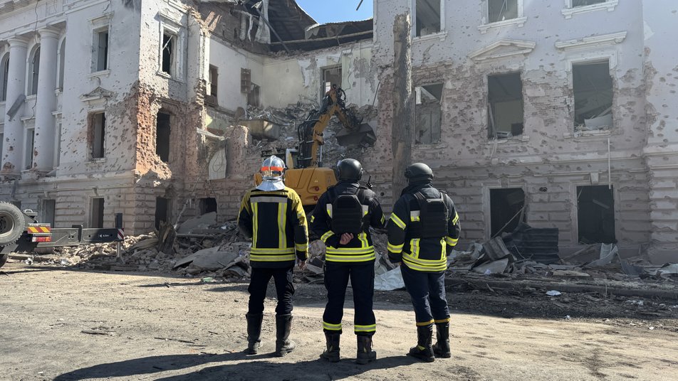 Рятувальники на місці російської атаки 13 квітня, Суми, 14 квітня, 2025 рік. Фото: Суспільне
