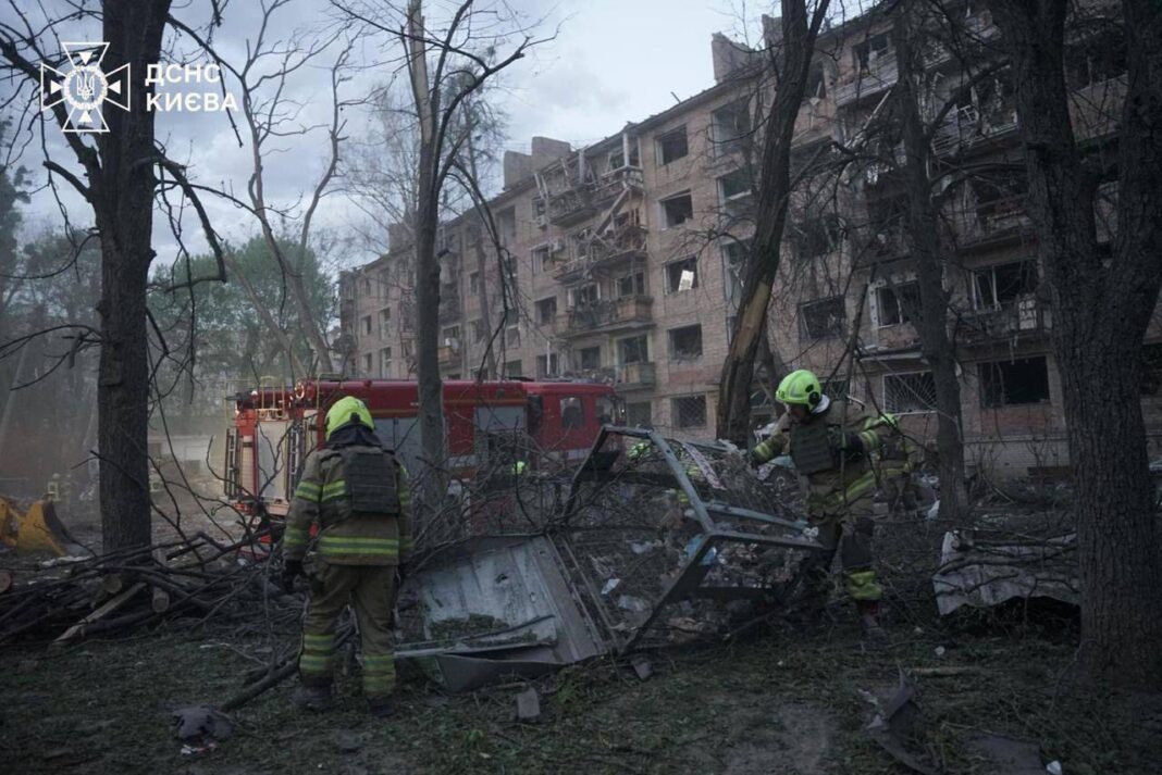 Наслідки російського удару по Києву 24 квітня 2025 року. Фото: ДСНС