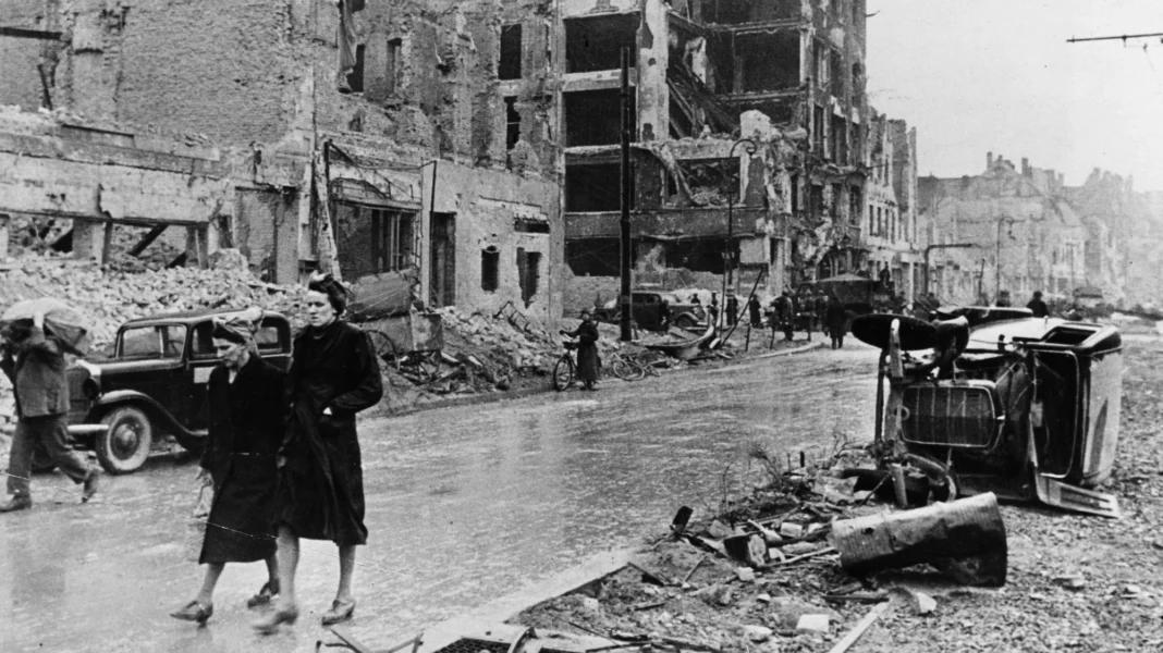 Мешканці серед руїн у Берліні у травні 1945 року. Фото: UIG/​Getty Images