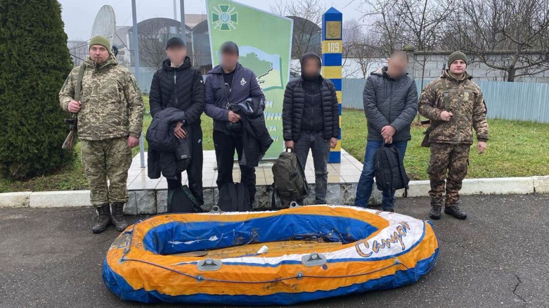 Затримані на кордоні втікачі. Фото: ДПСУ