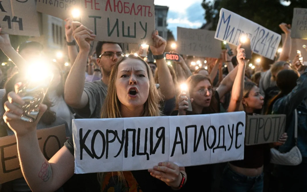 Мітинг проти підписання скандального законопроєкту. Фото: Danylo Antoniuk/Anadolu