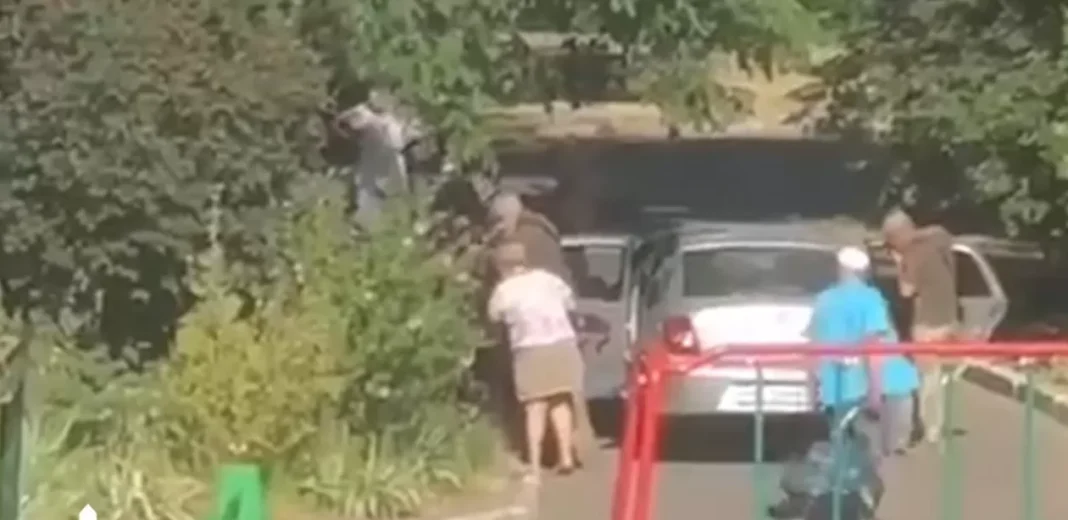 Момент побиття чоловіка у Миколаєві. Фото: скриншот із відео