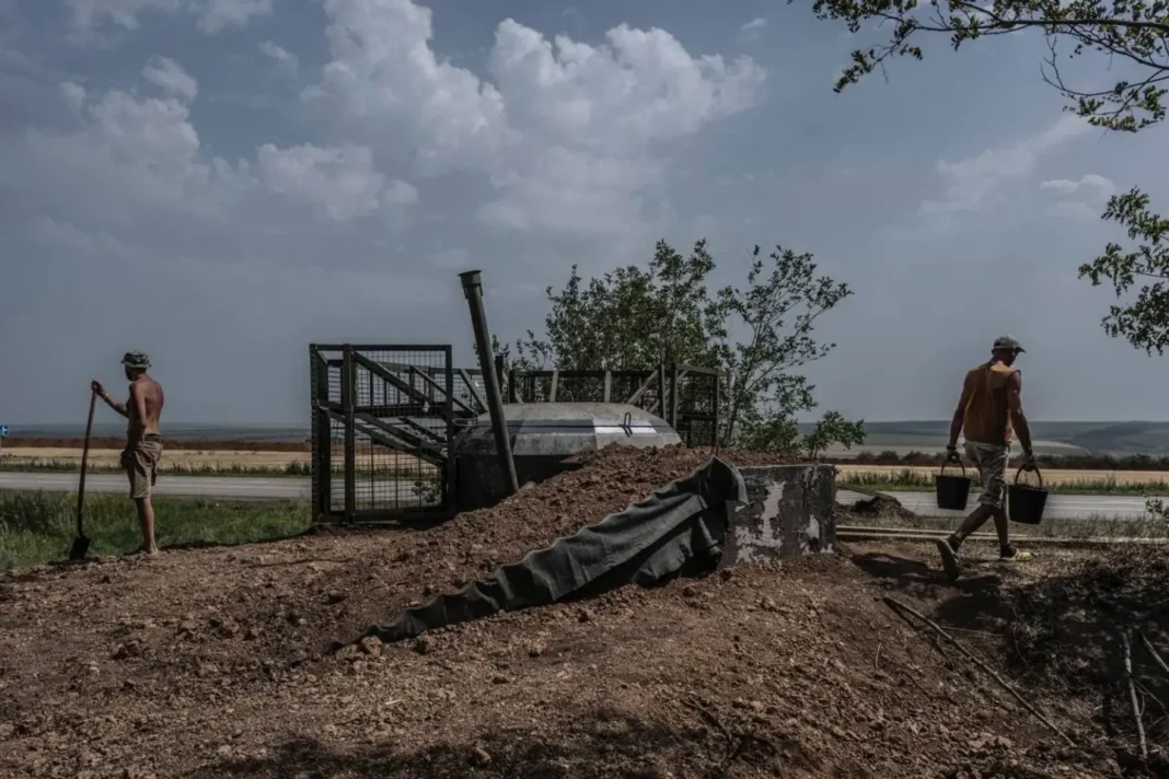 Солдати працюють над укріпленнями на сході України. Фото: WSJ