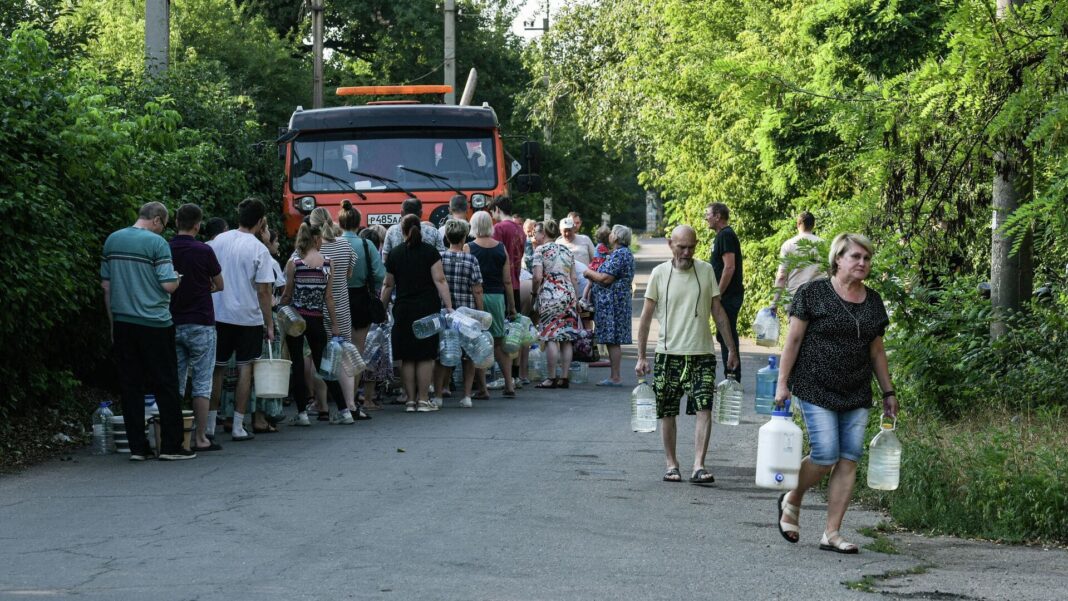 Черга біля водовоза в Донецьку