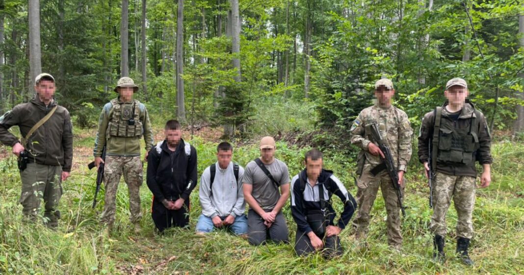 Прикордонники та затримані ними чоловіки, що намагалися незаконно перетнути кордон. Фото: ДПСУ