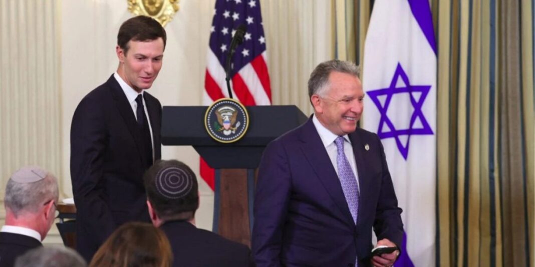 Спеціальний посланник США Стів Віткофф та зять голови Білого дому Джаред Кушнер. Фото: REUTERS/Jonathan Ernst