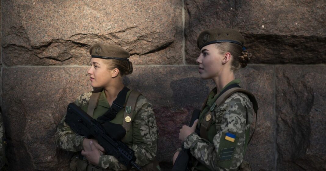 Жінки у ЗСУ. Фото: Associated Press
