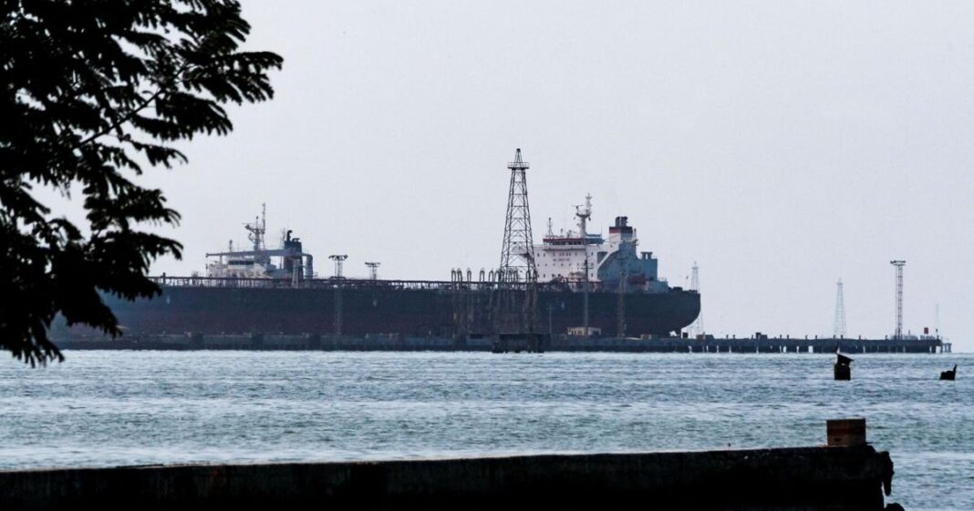 Нафтовий танкер Avril, на який США наклали санкції, пришвартований біля венесуельського порту Ла-Саліна. Фото: Reuters