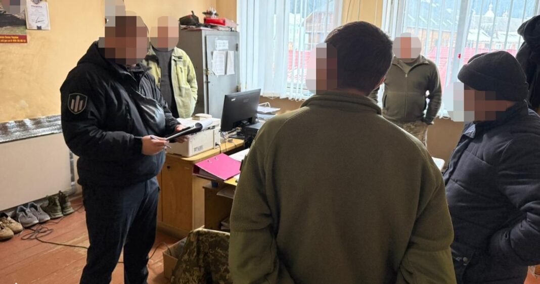 Слідчі оголошують про підозру працівнику ТЦК. Фото: ДБР