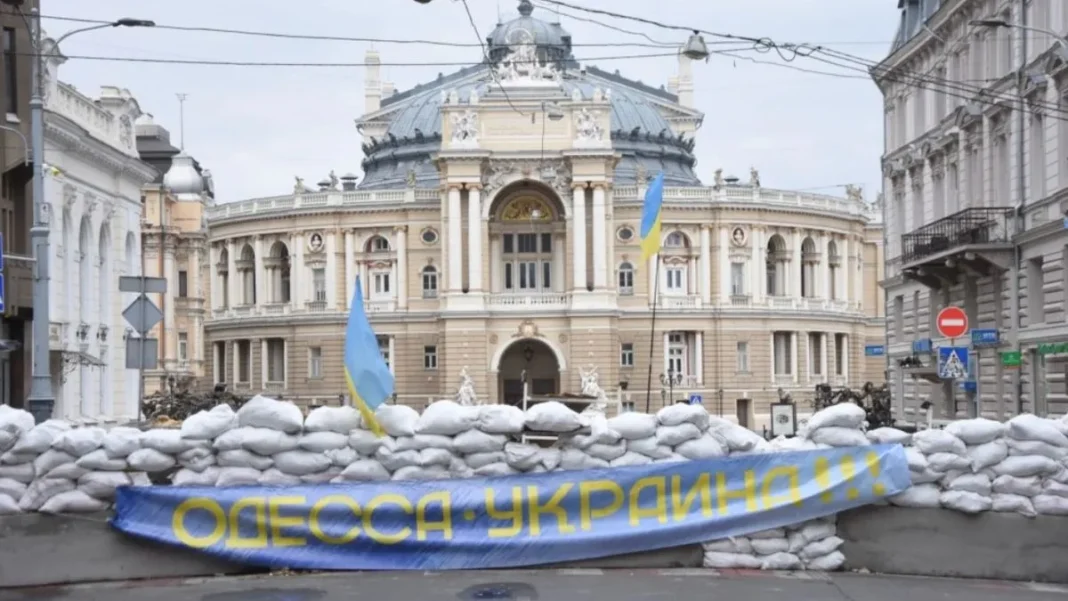 Оборонна споруда біля Одеського оперного театру. Фото: 