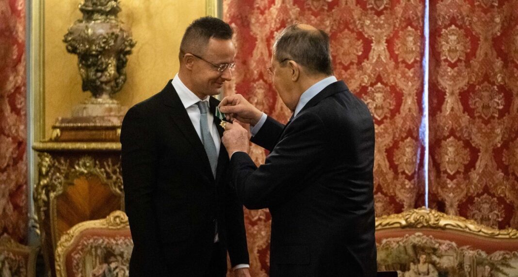 Голова МЗС Угорщини Петер Сіярто та його російський колега Сергій Лавров. Фото: сайт угорського уряду.
