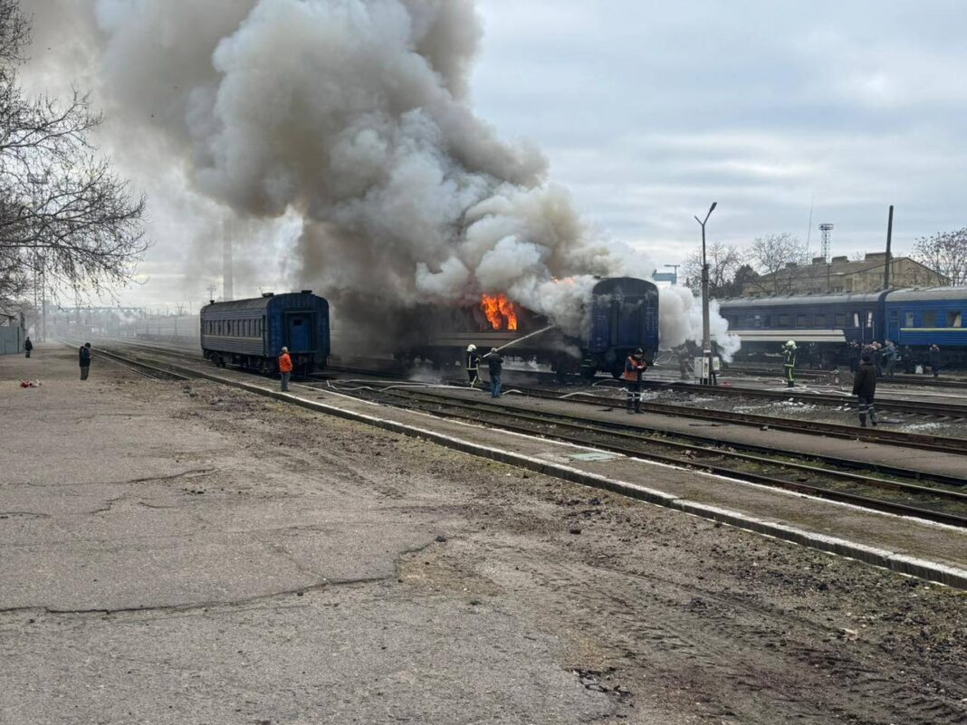 Атакований російським дроном поїзд у Миколаєві. Фото: Олексій Кулеба / Telegram