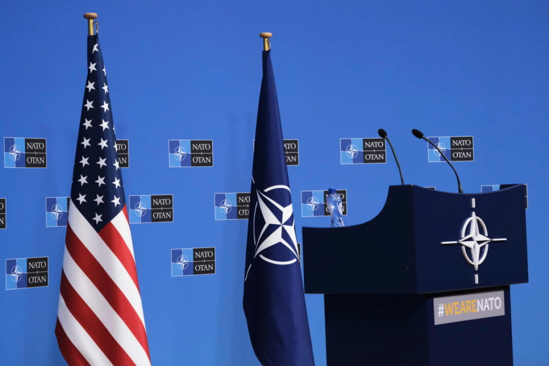 Прапори США і НАТО. Фото: Shutterstock