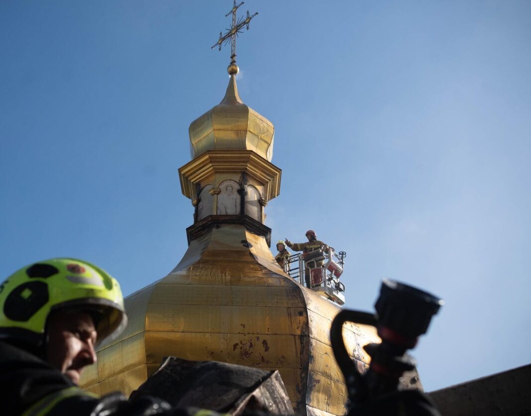 Внаслідок російського обстрілу постраждала територія Києво-Печерської лаври. Фото: ДСНС Києва