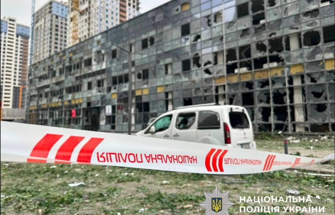 Будівля у Києві після російського обстрілу 19 липня.