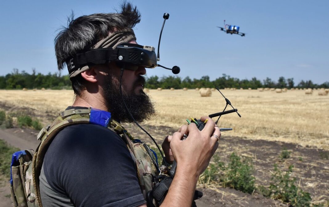 Українький пілот керує дроном Shrike