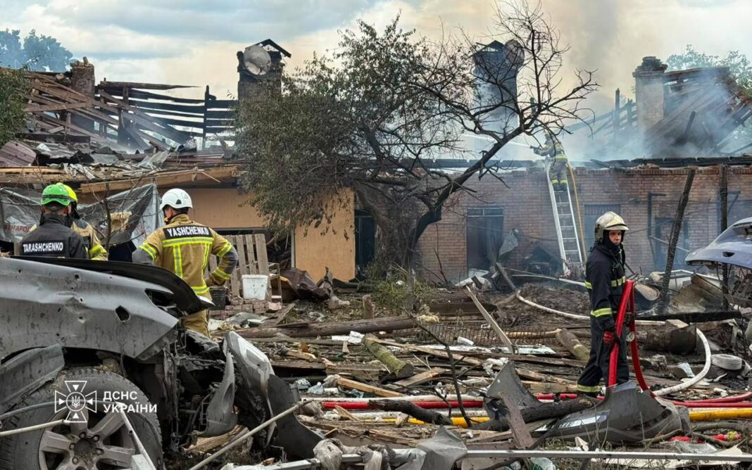 Рятувальники ліквідують наслідки російського удару на Київщині 24 липня 2026 року