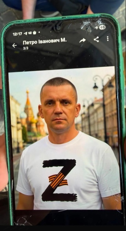 Смартфон зі згенерованим ШІ фото Оболенського