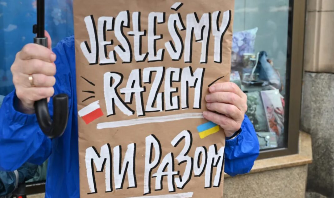 Плакат з написом українською та польською 