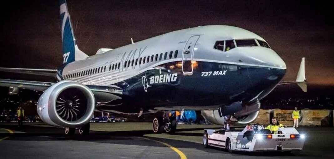 Boeing 737 в аеропорту