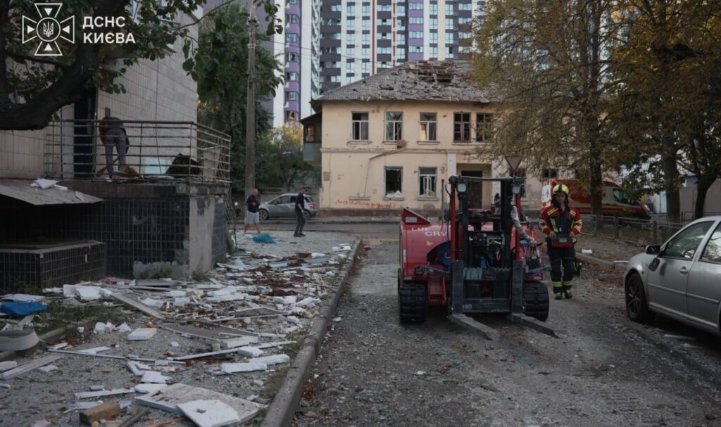 Рятувальники ліквідують наслідки російського удару по Києву 20 серпня