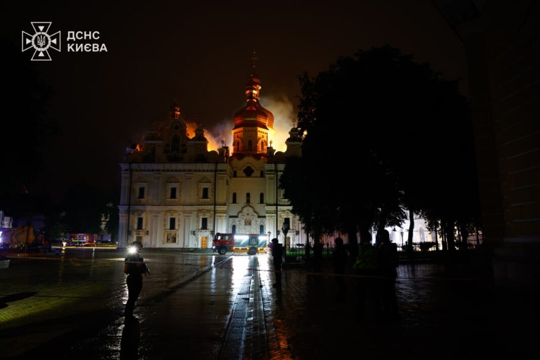Пожежа у Києво-Печерській Лаврі після російського обстрілу 15 червня