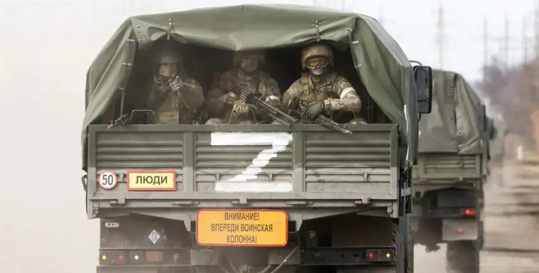 Російських військових везуть у вантажному автомобілі.
